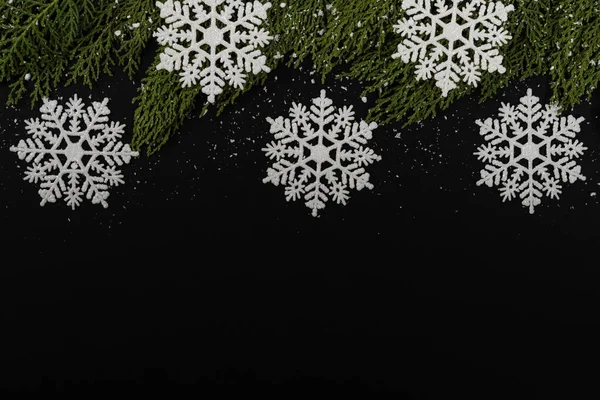 Świąteczna Kompozycja Girlanda Kroplami Śniegiem Czarnym Tle Święta Zima Nowy — Zdjęcie stockowe