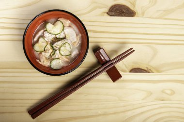 Salatalık ve karabiberli somon Ceviche. Peru yemeğinin sembolü. Çam ağacından arka planda bir kasede servis edilmiş..