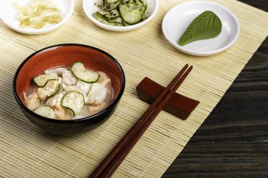 Salatalık ve karabiberli somon Ceviche. Peru yemeğinin sembolü. Bir kasede servis edildi..