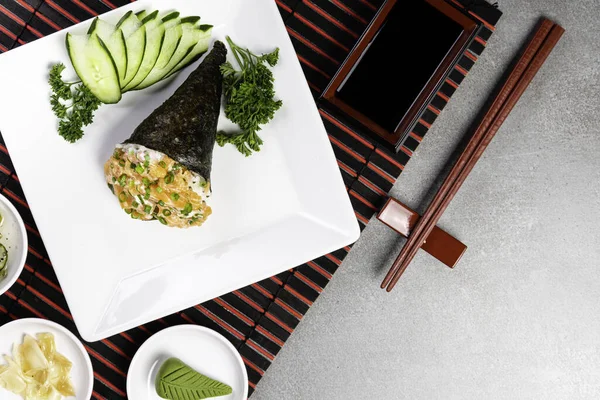 灰色の背景に黒板の上に鮭の手巻き寿司 日本料理 トップ表示 — ストック写真
