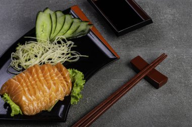 Restoranda taze somon balığı çok lezzetlidir. Japon Gıda Sashimi gri taş arka planda.