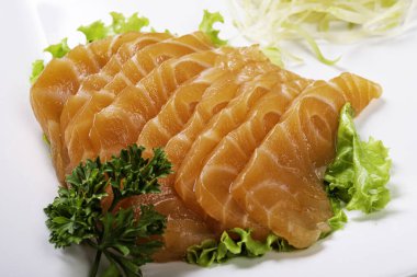 Restoranda taze somon balığı çok lezzetlidir. Japon yemekleri sashimi..