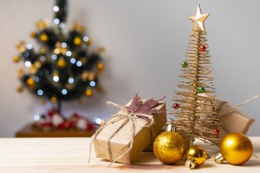 Ahşap masanın üzerinde Noel süsü. Noel arkaplanı bulanık.