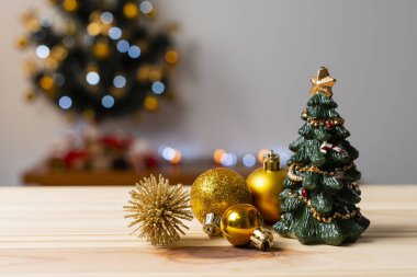 Ahşap masanın üzerinde Noel süsü. Noel arkaplanı bulanık.