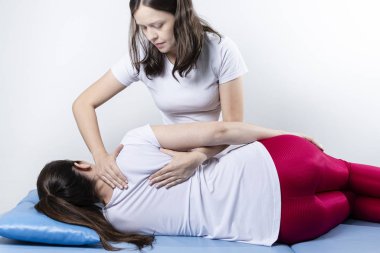 Chiropractic arka ayarlama sahip bir kadın. Osteopati, alternatif tıp, ağrı Rölyef kavramı. Fizyoterapi, spor yaralanma rehabilitasyon.