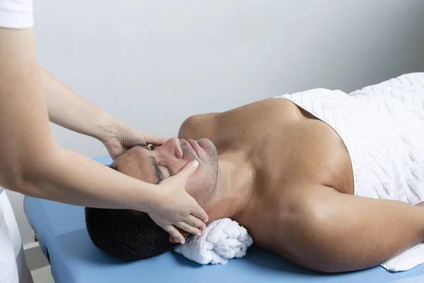 Fisioterapia Riabilitativa Moderna Terapista Massaggiare Viso Dell Uomo — Foto Stock