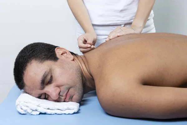 Terapeuta Dopasowujący Igły Akupunkturowe Człowieka Wleczeniu Pępowiny — Zdjęcie stockowe