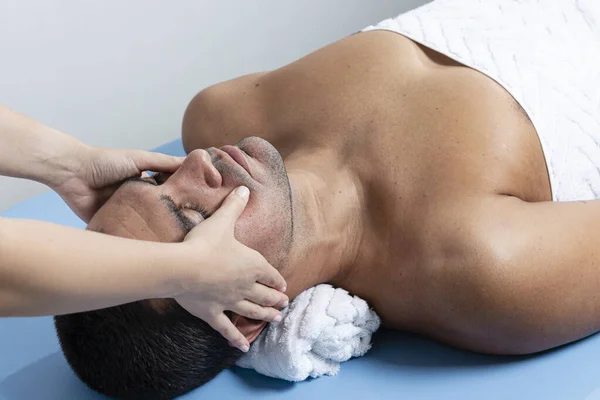 Fisioterapia Riabilitativa Moderna Terapista Massaggiare Viso Dell Uomo — Foto Stock