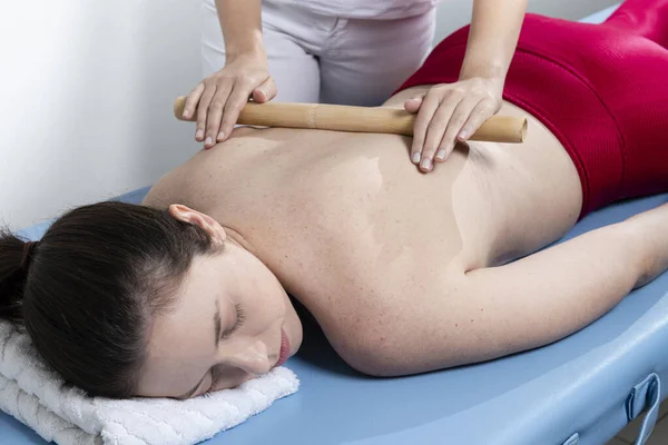 Schöne Blondine Genießt Eine Bambusroller Massage Wellnessbereich — Stockfoto