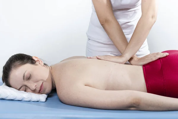 Therapeutin Gibt Sportmassage Für Unteren Rücken Der Athletin Patientin Klinik — Stockfoto