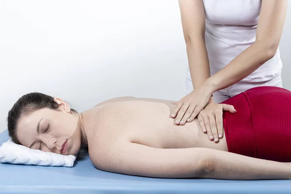 Physiotherapeut Massiert Männlichen Patienten Mit Verletztem Schulterblattmuskel Sportverletzungen Behandeln — Stockfoto
