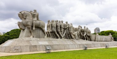 Sao Paulo, Brezilya - 30 Kasım 2019. Brezilya 'nın Sao Paulo kentindeki Ibirapuera Parkı' ndaki Bandeiras Anıtı (Bayraklar Anıtı)