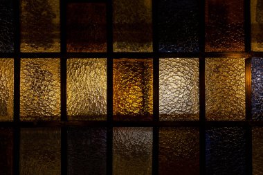 Aydınlatılmış çeşitli renklerde lekeli camlar.