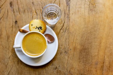 Onlara orada bir dolu tatlı ve içilecek soğuk su sunulur..