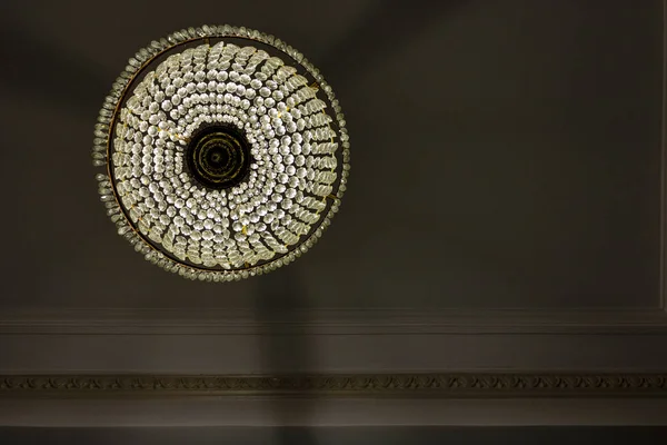 Kryształowa Lampa Przymocowane Sufitu Pomocą Gipsu — Zdjęcie stockowe