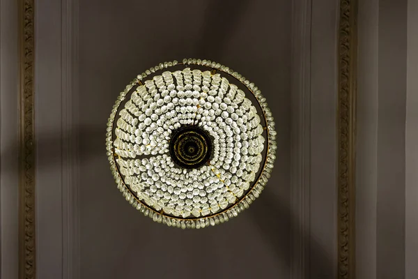 Kryształowa Lampa Przymocowane Sufitu Pomocą Gipsu — Zdjęcie stockowe