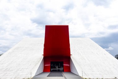 Sao Paulo Sp, Brezilya - 30 Kasım 2019: Oscar Niemeyer 'in Ibirapuera konser salonu. Kültürel etkinlikler ve müzik gösterileri için yer.