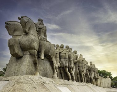 Sao Paulo, Brezilya - 30 Kasım 2019. Brezilya 'nın Sao Paulo kentindeki Ibirapuera Parkı' ndaki Bandeiras Anıtı (Bayraklar Anıtı).