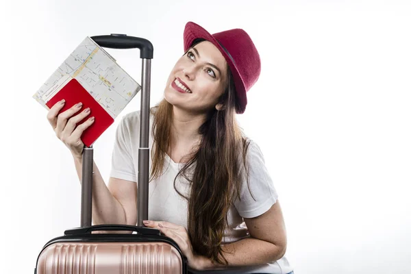 Szczęśliwa Kobieta Walizką Paszportem Białym Tle Pojęcie Podróży — Zdjęcie stockowe