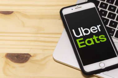 24 Aralık 2019, Brezilya. Apple iphone akıllı telefon ekranında Uber Eats uygulama simgesi. Uber uygulama simgesini yiyor. Sosyal ağ. Sosyal ortam simgesi.