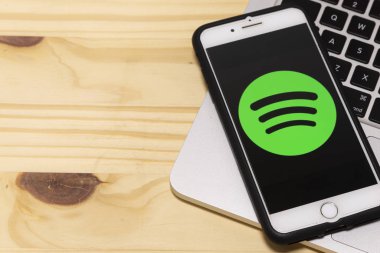 24 Aralık 2019, Brezilya. Spotify, yasal müzik sunan bir müzik servisidir. Akıllı Telefon Açma Uygulamasını Bozdur.