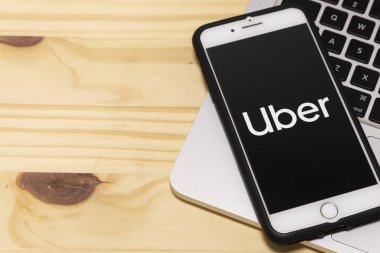 24 Aralık 2019, Brezilya. Apple iphone ekranındaki Uber uygulama simgesi. Uber uygulama simgesi. Uber taksi taşımacılığı uygulamasıdır.