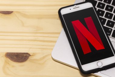 24 Aralık 2019, Brezilya. Akıllı telefon ekranında Netflix logosu. Video izlemek için Netflix yayın servisi.