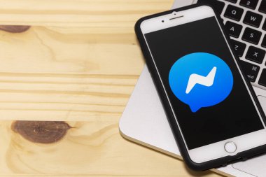 24 Aralık 2019, Brezilya. Apple iphone ekranında Facebook kurye uygulama simgesi. Facebook kurye uygulama simgesi. Çevrimiçi internet sosyal medya ağı.