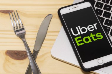 24 Aralık 2019, Brezilya. Apple iphone akıllı telefon ekranında Uber Eats uygulama simgesi. Uber uygulama simgesini yiyor. Sosyal ağ. Sosyal ortam simgesi.