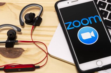 24 Aralık 2019, Brezilya. Bir ekranda Zoom Cloud toplantı uygulaması logosunu gösteren akıllı telefon.
