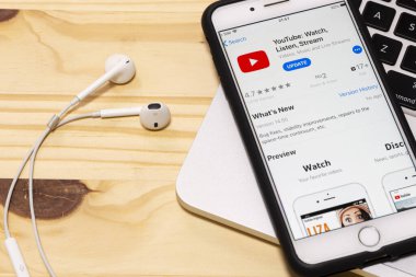 24 Aralık 2019, Brezilya. Telefon ekranında Youtube uygulama simgesi. Açık kot arka planlı İphone 'daki Uygulama Mağazası logosu, Resimli Editör.