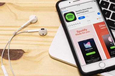 24 Aralık 2019, Brezilya. Spotify, yasal müzik sunan bir müzik servisidir. Akıllı Telefon Açma Uygulamasını Bozdur.