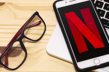 24 Aralık 2019, Brezilya. Akıllı telefon ekranında Netflix logosu. Video izlemek için Netflix yayın servisi.