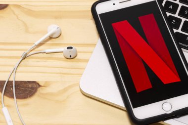 24 Aralık 2019, Brezilya. Akıllı telefon ekranında Netflix logosu. Video izlemek için Netflix yayın servisi.