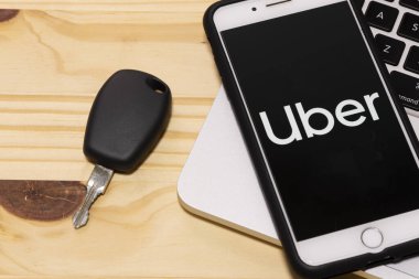 24 Aralık 2019, Brezilya. Apple iphone ekranındaki Uber uygulama simgesi. Uber uygulama simgesi. Uber taksi taşımacılığı uygulamasıdır.