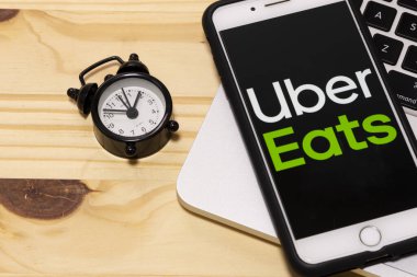 24 Aralık 2019, Brezilya. Apple iphone akıllı telefon ekranında Uber Eats uygulama simgesi. Uber uygulama simgesini yiyor. Sosyal ağ. Sosyal ortam simgesi.