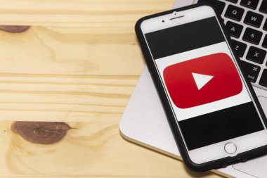 24 Aralık 2019, Brezilya. Telefon ekranında Youtube uygulama simgesi. Açık kot arka planlı İphone 'daki Uygulama Mağazası logosu, Resimli Editör.