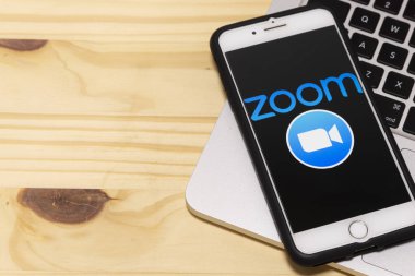 24 Aralık 2019, Brezilya. Bir ekranda Zoom Cloud toplantı uygulaması logosunu gösteren akıllı telefon.