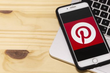 24 Aralık 2019, Brezilya. Apple iphone X akıllı telefon ekranında kot pantolon cebinde Pinterest uygulama simgesi. Pinterest uygulama simgesi. Pinterest bir internet sosyal ağı. Sosyal ortam simgesi.