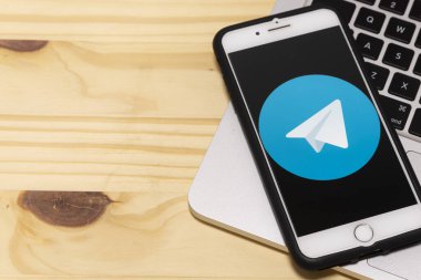 24 Aralık 2019, Brezilya. Apple iphone ekranındaki telgraf uygulama simgesi. Telgraf uygulaması simgesi. Telegram bir çevrimiçi sosyal medya ağıdır. Sosyal medya uygulaması.