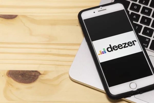 December 2019 Brasilien Deezer Logotyp Mobiltelefonskärmen Det Ljudströmningstjänst Som Lanserades — Stockfoto