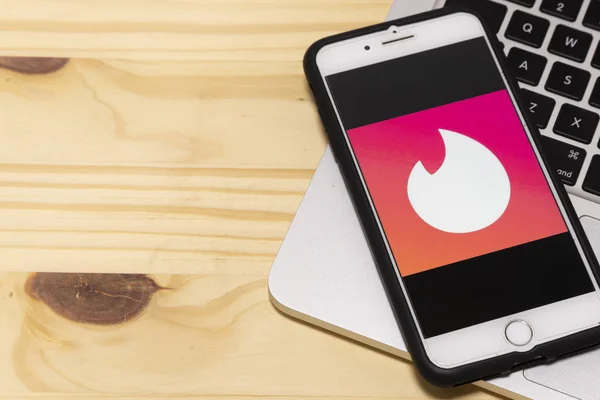 Décembre 2019 Brésil Logo Amadou Sur Écran Smartphone Tinder Est — Photo