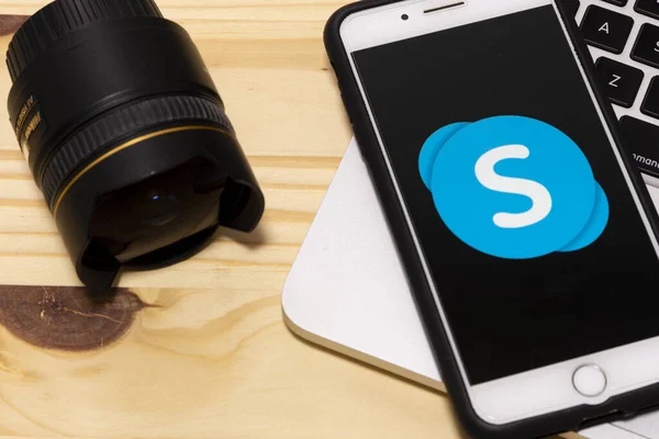 Diciembre 2019 Brasil Apple Iphone Con Aplicación Skype Pantalla Skype —  Fotos de Stock
