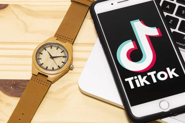 24 Aralık 2019, Brezilya. Elmalı iPhone ekranında Tik Tok uygulama simgesi. Tik Tok simgesi. Tik tok uygulaması. Tiktok Sosyal medya ağı.