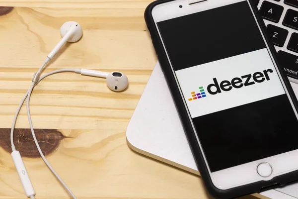Декабря 2019 Года Бразилия Логотип Deezer Экране Мобильного Телефона Услуга — стоковое фото