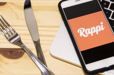 24 Aralık 2019, Brezilya. Mobil cihazda Rappi logosu var. Rappi, Arjantin, Brezilya, Şili, Kolombiya, Meksika, Peru ve Uruguay 'da faaliyet gösteren bir teslimat şirketidir..