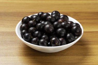Su damlacıklarıyla dolu bir kasede meyve ayrıntıları. Jaboticaba ya da Jabuticaba Brezilya 'nın yerli üzüm ağacı. Tür Plinia Cauliflora. Brezilya Böğürtlenleri.