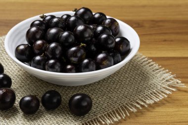 Jabuticaba jüt kasesinde. Jaboticaba ya da Jabuticaba Brezilya 'nın yerli üzüm ağacı. Tür Plinia Cauliflora. Brezilya Böğürtlenleri.