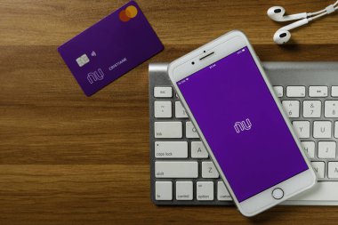 08 Ocak 2020, Brezilya. Mobil cihazın ekranında Nubank logosu var. Finans hizmetleri bölümünde Pioneer Brezilyalı girişimci. Latin Amerika 'daki en büyük fintech..