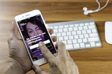08 Ocak 2020, Brezilya. Mobil cihazın ekranında Nubank logosu var. Finans hizmetleri bölümünde Pioneer Brezilyalı girişimci. Latin Amerika 'daki en büyük fintech..